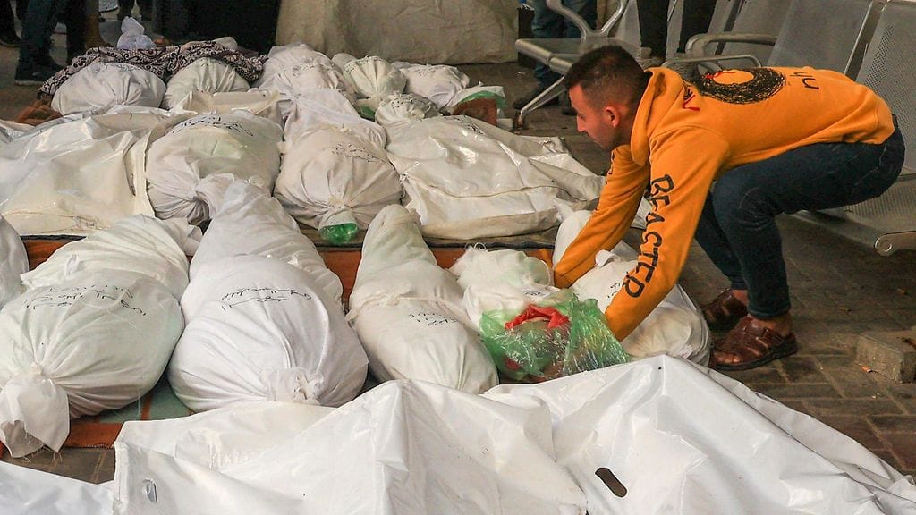 LK 9.12.2023 Israelin pommituksissa kuolleen kaksivuotiaan Muhammad Saleh Farhatin isä asetti lapsen ruumiin uhrien joukkoon al-Najjarin sairaalan ulkopuolelle Rafahissa Gazan eteläosassa 7. joulukuuta 2023.