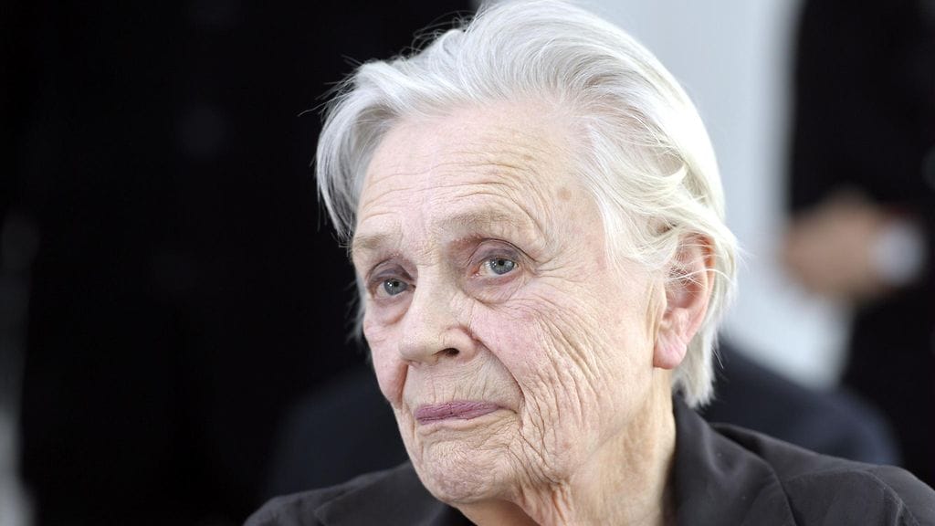 Muun muassa ryijyperinteen uudistajana tunnettu Lavonen piti vuosikymmeniä kestäneellä urallaan lukuisia yksityisnäyttelyitä ja osallistui yhteisnäyttelyihin niin Suomessa kuin ulkomailla