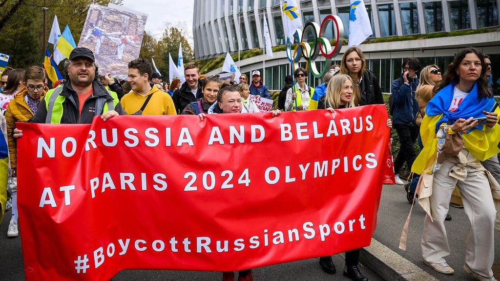 Kansainvälisen Olympiakomitean päämajan edustalla Sveitsin Lausannessa on nähty pitkin vuotta venäläisten olympialaisiin osallistumista vastustavia mielenosoittajia.