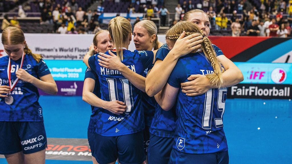 Suomen pelaajat kokivat MM-finaalissa järkytyksen Ruotsin iskettyä heti avauserässä kuusi osumaa.