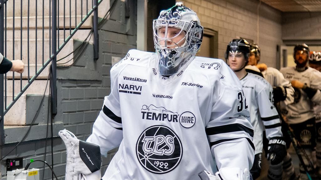 Noa Vali ei torju TPS:n maalilla pudotuspelien toisessa ottelussa SaiPaa vastaan.