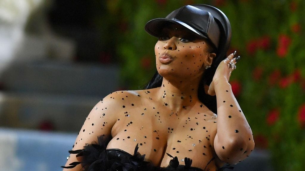 Nicki Minaj kuvailee vuoden 2022 Met-gaalan asuaa Voguen haastattelussa.