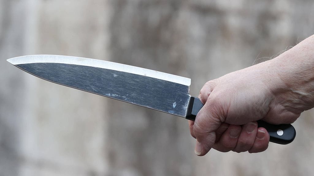 Erotuomari kaivoi veitsen esiin ja puukotti. Kuvituskuva.