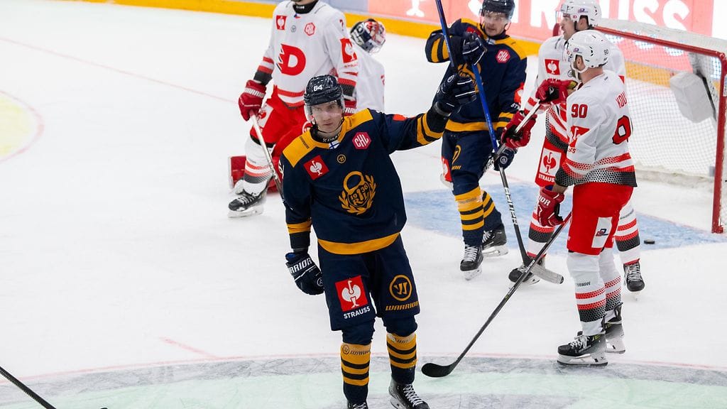 Harri Kainulainen (kuvassa keskellä) iski kaksi maalia, kun Lukko eteni CHL:ssä jatkoon.