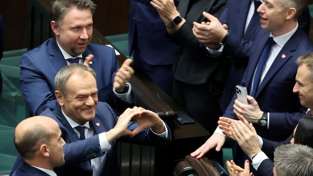 Kuvituskuva. Keskellä kuvassa pääministeri Donald Tusk.