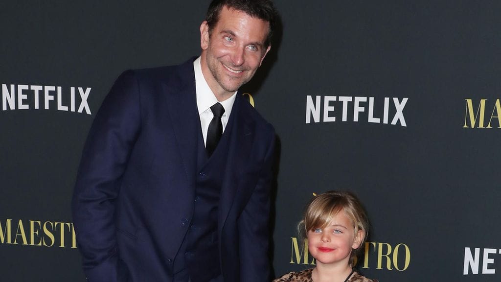 Bradley Cooper tyttärensä Lean, 6, kanssa Maestro-elokuvan ensi-illassa joulukuussa 2023.