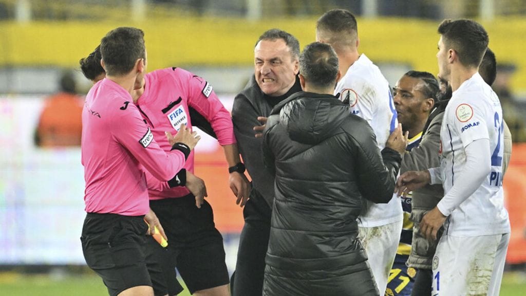 Ankaragücün puheenjohtaja Faruk Koca (kasvot kameraan päin) löi erotuomari Halil Umut Meleriä 1–1 päättyneen Rizespor-ottelun jälkeen.