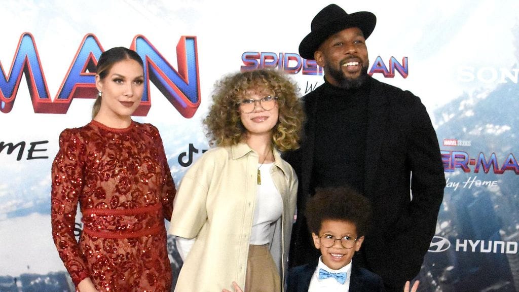 Stephen "tWitch" Boss vaimonsa Allison Holker Bossin sekä lapsiensa Wesleyn (kesk.) ja Maddoxin kanssa joulukuussa 2021.