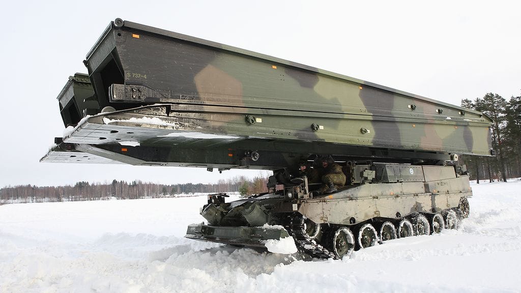 Leopard 2L -siltapanssarivaunuja käytetään joukkojen ylikulun varmentamisessa.