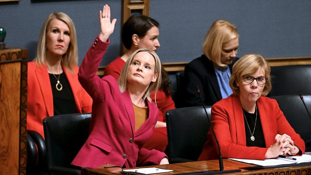 Valtiovarainministeri, kyselytunnilla pääministeriä sijaistava Riikka Purra (ps.) sanoo, että hallitusohjelmaan on kirjattu julkisen talouden korjaamistoimenpiteitä ja rakenteellisia työllisyystoimia.