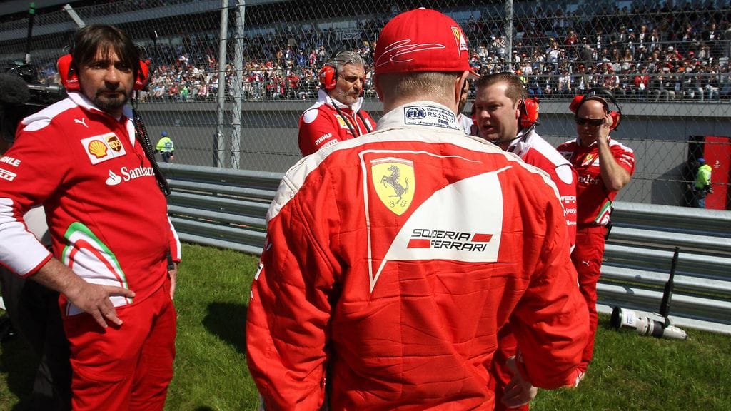 Alberto Antonini (vasemmalla) toimi Ferrarin F1-tallin lehdistöpäällikkönä Kimi Räikkösen (selkä kameraan päin) viimeisinä Ferrari-vuosina.