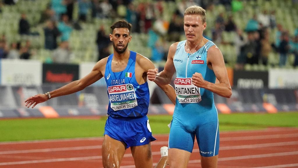 Ahmed Abdelwahed (vas.) ylsi EM-hopealle Topi Raitasen (oik.) voittamassa estejuoksufinaalissa Münchenissä elokuussa 2022, mutta nyt italialainen menettää mitalinsa dopingkäryn takia.