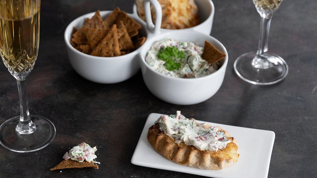 Savuporotahna sopii sipsien, saaristoleivän tai vaikka karjalanpiirakan kaveriksi. Kokeile myös voileipäkakun välissä.