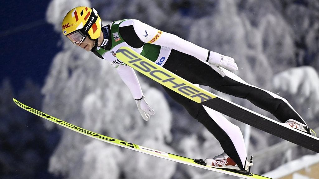 Eero Hirvonen (arkistokuvassa) on mäkiosuuden jälkeen 50 sekuntia kärkeä jäljessä.