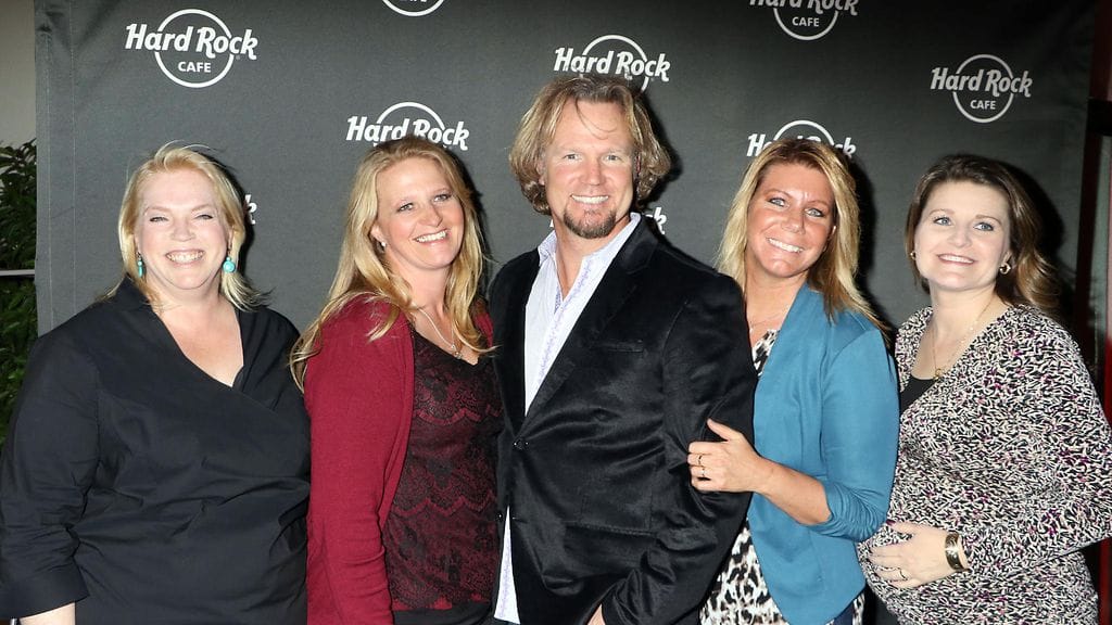 Sisarvaimot-sarjan henkilöt vasemmalta oikealle: Janelle Brown, Christine Brown, Kody Brown, Meri Brown sekä Robyn Brown.