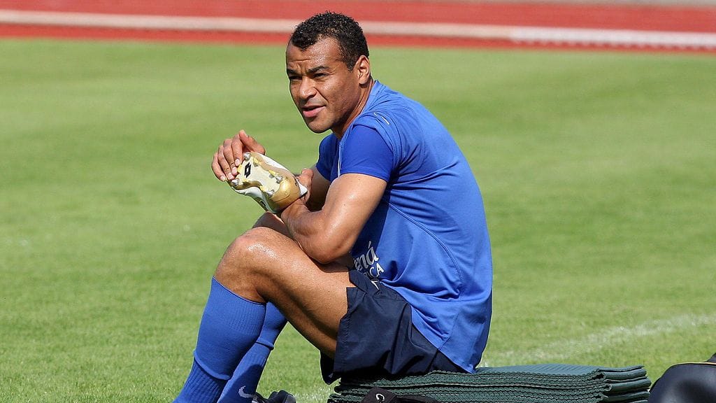 Cafu on ajautunut talousvaikeuksiin.