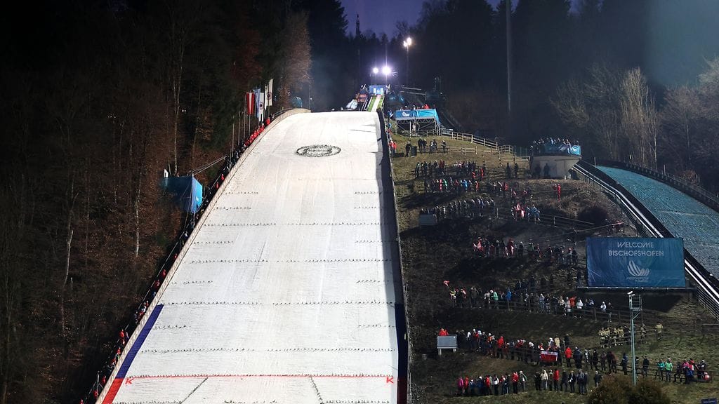 Tältä Bischofshofenin mäkirinteen tulisi näyttää.