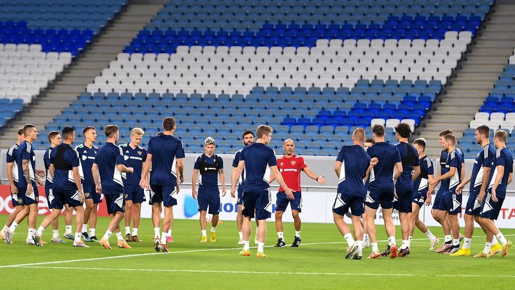 Venäjän miesten jalkapallomaajoukkue on pelannut satunnaisia harjoitusotteluita sen jälkeen, kun venäläiset suljettiin kansainvälisten kilpailuiden ulkopuolelle. Syyskuussa Venäjä kohtasi Qatarin Dohassa.