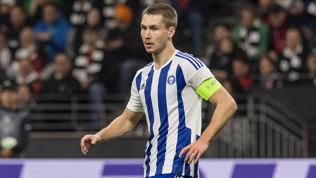 Tenho edusti HJK:ta kaikkiaan 131 ottelussa. A-maajoukkueessa hän on esiintynyt kolmessa ottelussa.