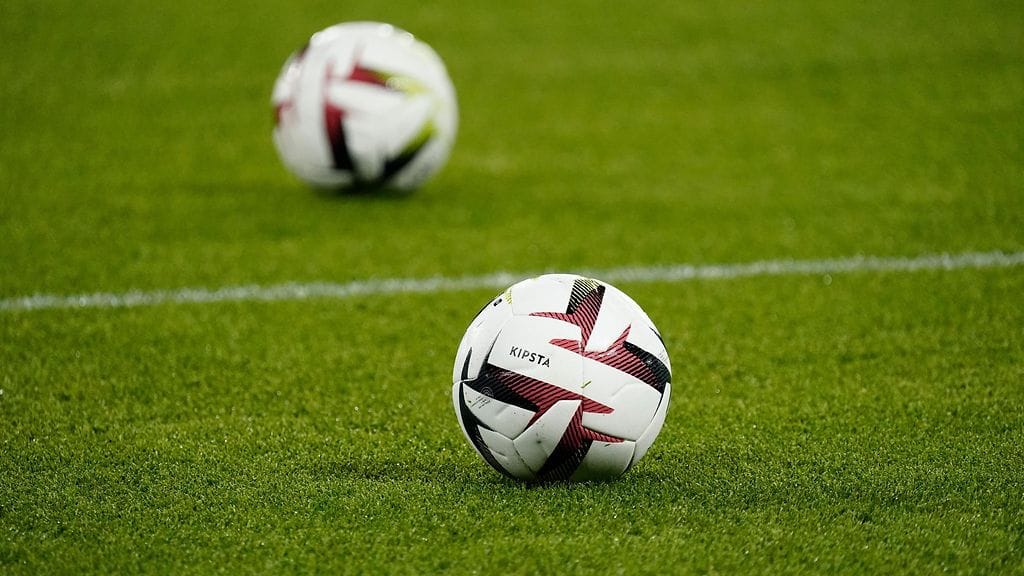 Kaksi algerialaisen Al Bayadh -joukkueen jäsentä kuoli keskiviikkoillan bussiturmassa.