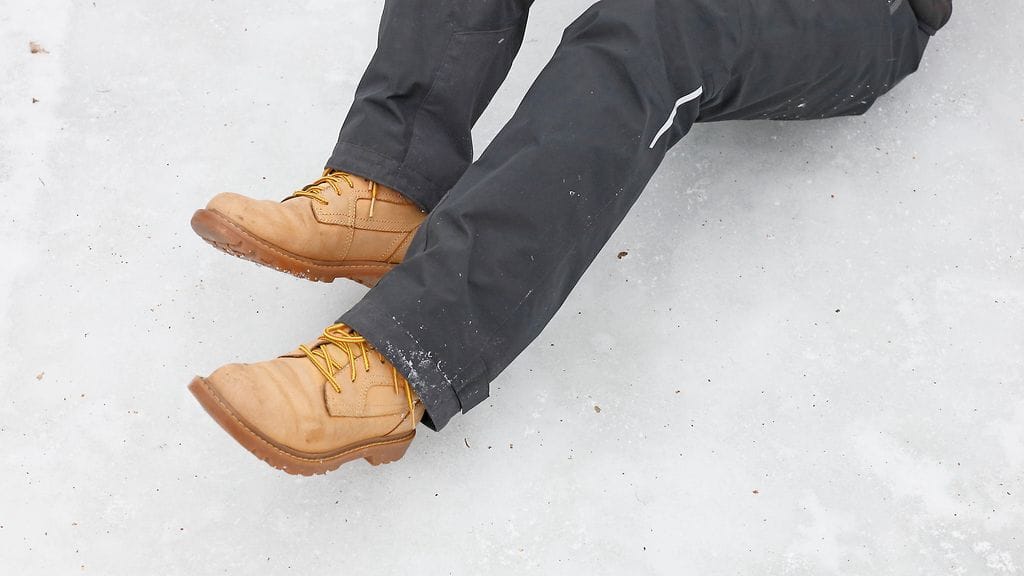 Työpaikoilla tapaturmien yleisin syy oli työntekijän liukastuminen, horjahtaminen tai kompastuminen.