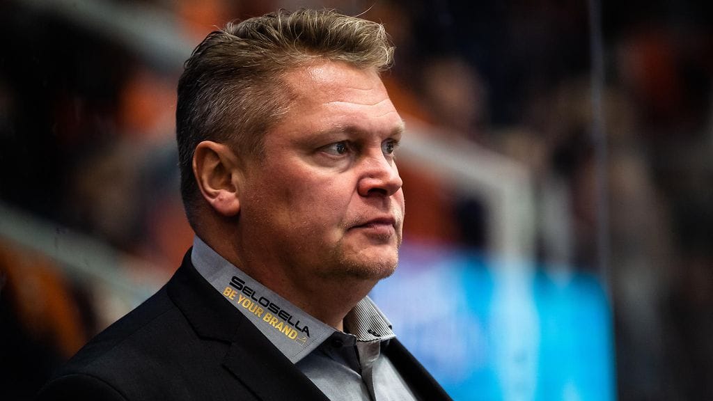 Pekka Virta on pitkien projektien mies. Hän on ollut mukana KalPan nostamisessa SM-liigan kärkiorganisaatioiden joukkoon ja valmensi Lukon Suomen mestariksi 2021.