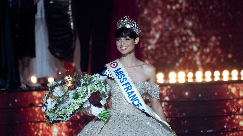 Eve Gilles kruunattiin Miss Ranskaksi.