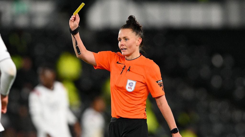 Rebecca Welch toimii päätuomarina Fulhamin ja Burnleyn launtaisessa Valioliiga-ottelussa.