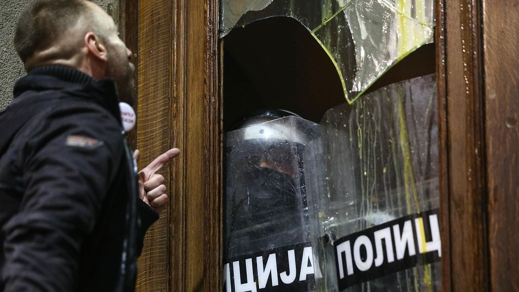 Poliisit käyttivät pippurisumutetta mielenosoittajia vastaan.