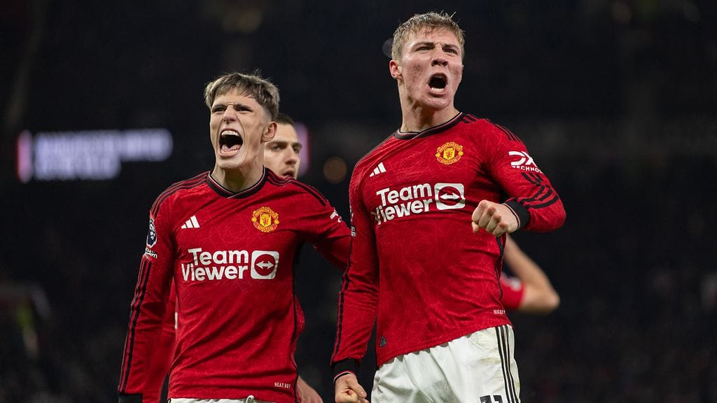 Alejandro Garnacho (vas.) ja Rasmus Hojlund (oik.) nousivat Manchester Unitedin sankareiksi.