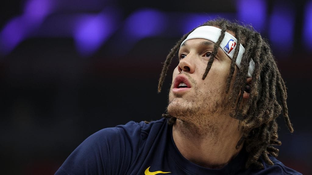 Koira puri Aaron Gordonia.