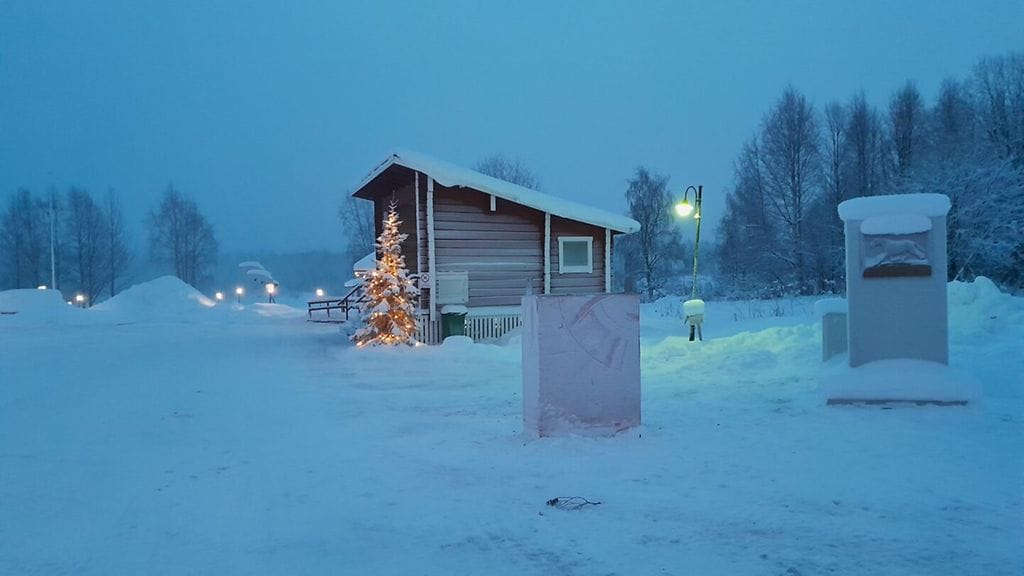 Andy McCoyn patsas vaurioitui saatuaan osuman auraustraktorilta. Nyt kirkonkylällä seisoo pelkkä jalusta.