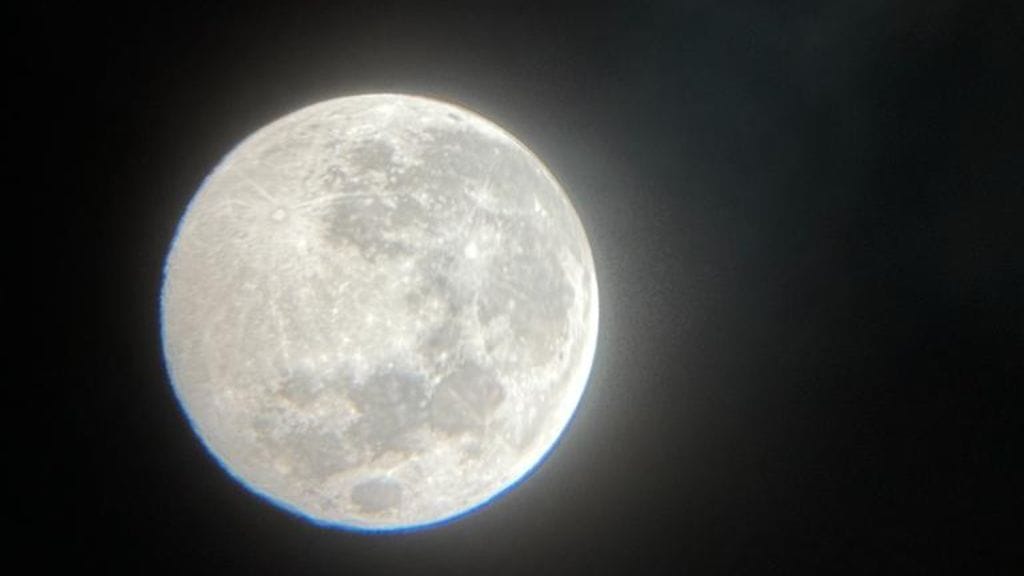 Lukijan kuvassa täysikuu ikuistettuna 27.12.2023 Bergössä, Maalahdella. Kuvaaja: Jari Noppa.