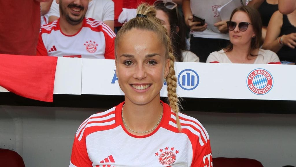 Giulia Gwinn oli unohtanut pelishortsinsa ja joutui juoksemaan pukukoppiin.