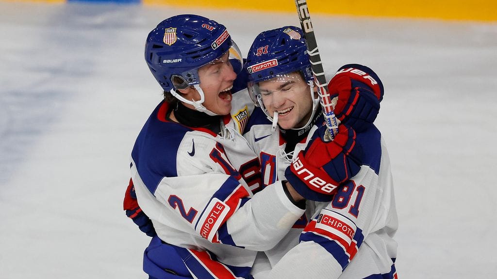 USA murskasi Sveitsin. Kuvassa maalia juhlivat Rutger McGroarty ja hattutempun takonut Jimmy Snuggerud.