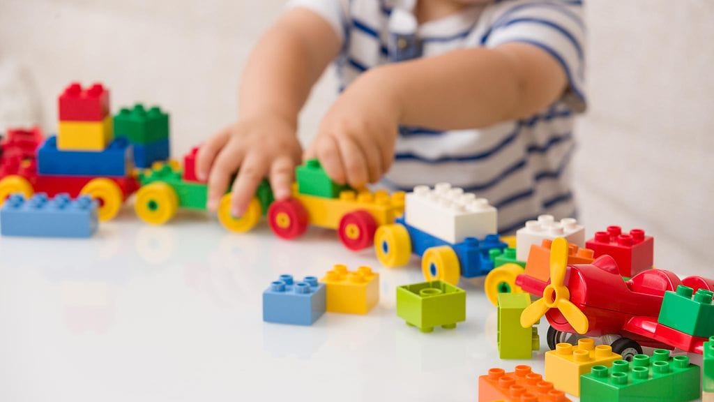 lapsi leikkii legoilla