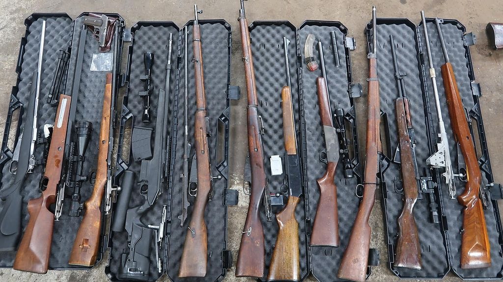 Poliisin Salossa takavarikoimia aseita.