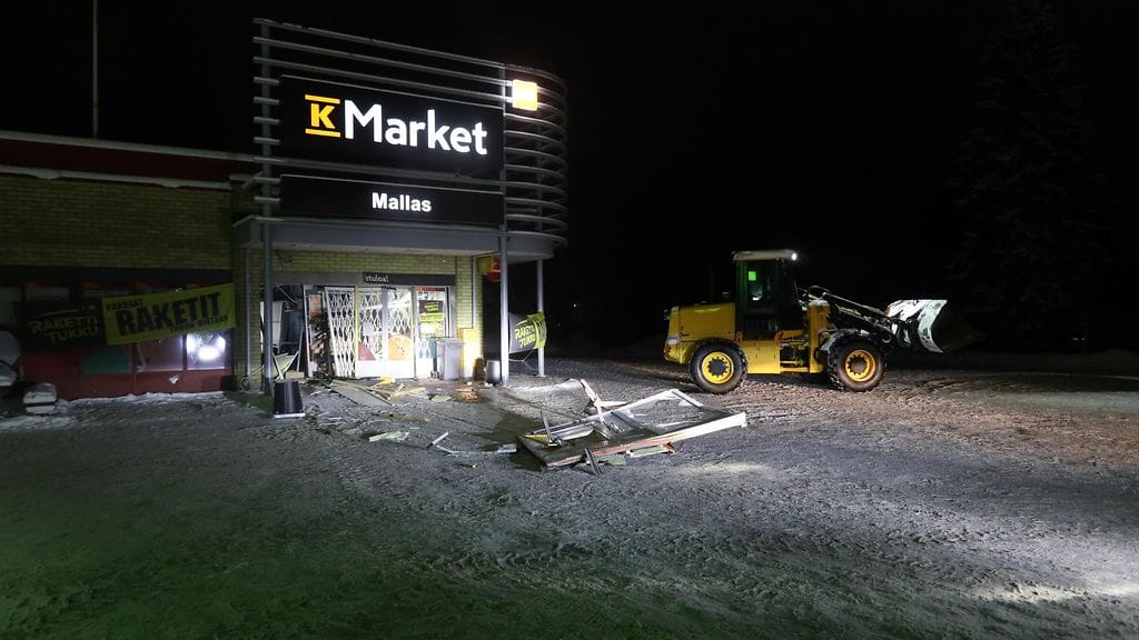 Poliisi julkaisi kuvan ryöstöpaikasta. Varkaat jättivät jälkeensä kaaoksen.
