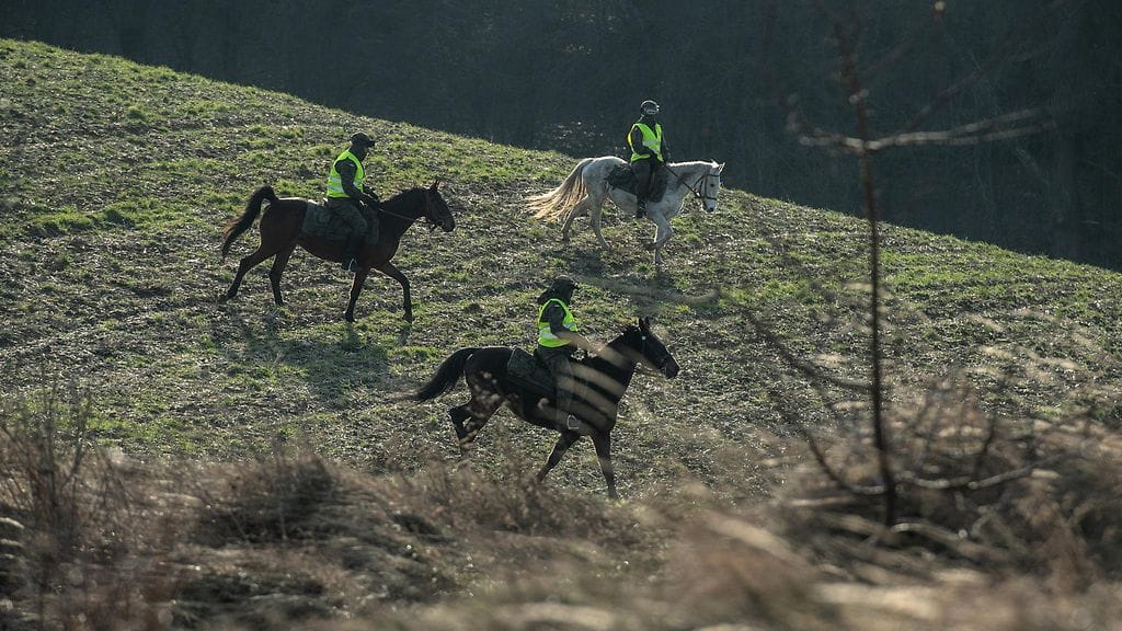 AOP Puolan aluepuolustusvoimien ratsumiehet osallistuvat etsintäoperaatioon, jossa etsitään Puolan ilmatilaan tunkeutuneen esineen mahdollisia osia Wozuczynin lähellä Tomaszowin läänissä Itä-Puolassa 30. joulukuuta 2023.