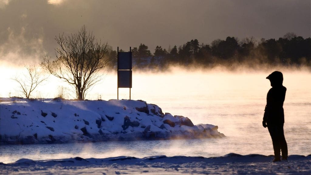 LK 30.12.2023 Jalankulkija kauniina ja kylmänä pakkaspäivänä Eiranrannassa Helsingissä 5. tammikuuta 2017.
