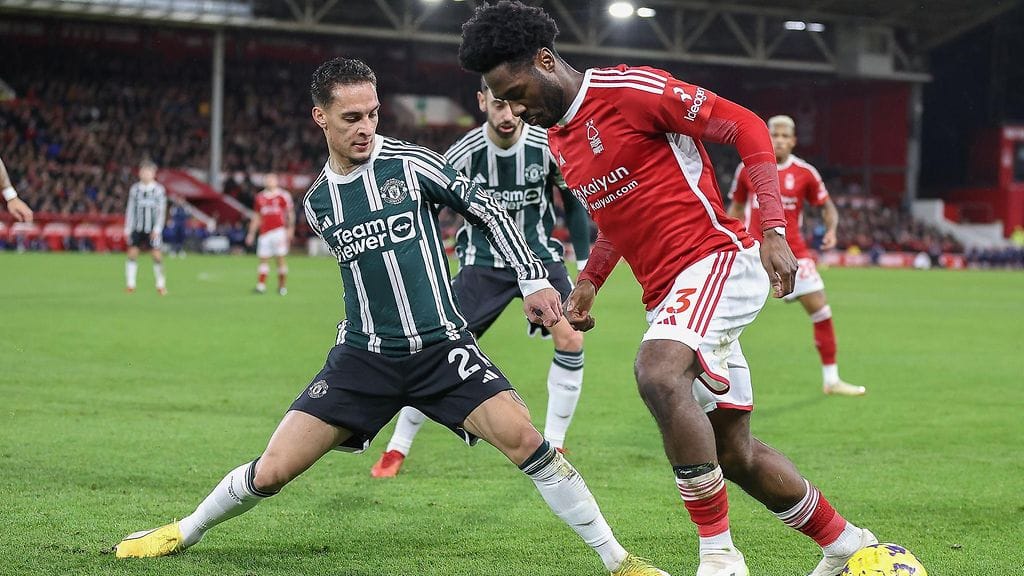 Nottinghamin Ola Aina ja Manchester Unitedin Antony kamppailivat pallosta lauantai-iltana.