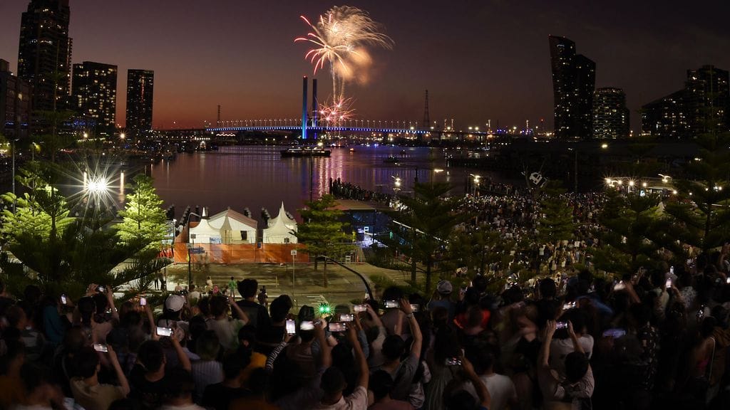Uudenvuodenaaton ilotulitus Marvel Stadiumilla Melbournessa Australiassa.