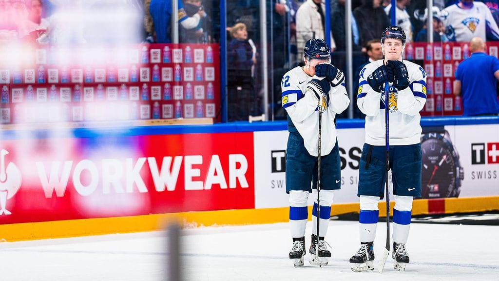 Kasperi Kapanen (vas.) ja Kaapo Kakko (oik.) eivät mahtuneet The Athleticin Chris Johnstonin Leijonat-joukkueeseen.