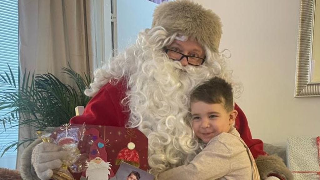 Joulupukki yllätti 4-vuotiaan Denizin iloisesti