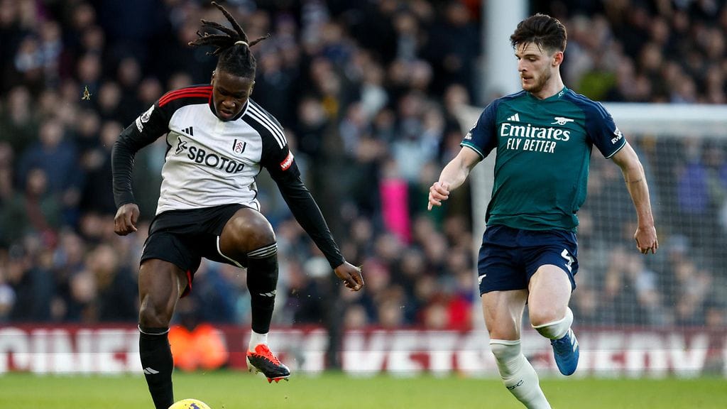 Fulhamin Calvin Bassey juoksukilvassa Arsenalin Declan Ricen kanssa.