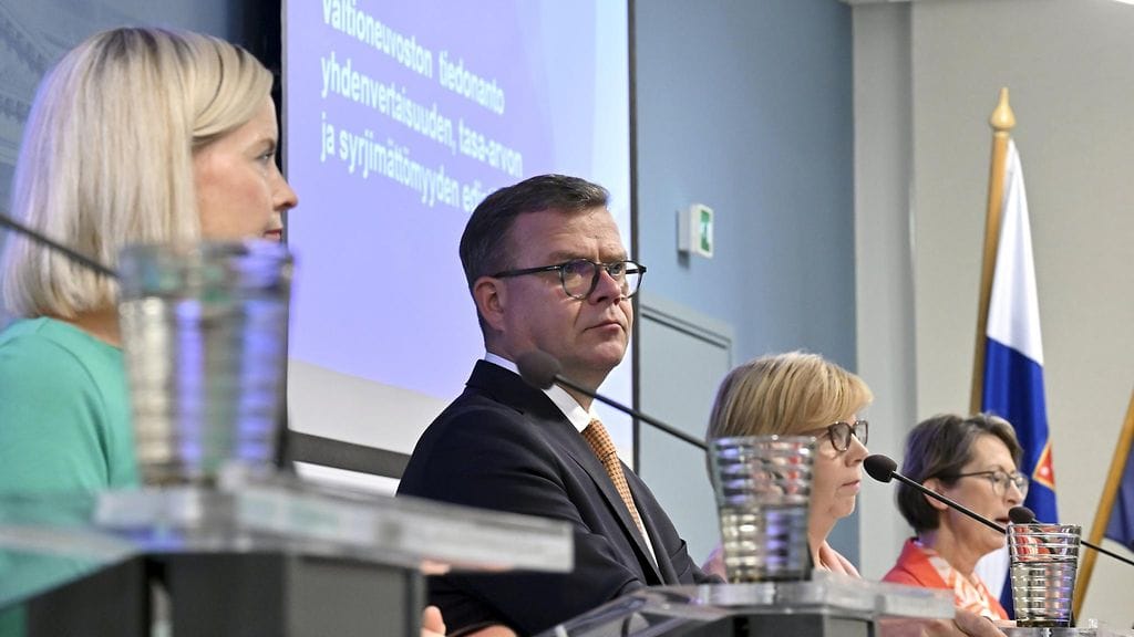 Noin kolmasosa suomalaisista on tyytyväisiä nykyiseen hallitukseen ja pääministeri Petteri Orpoon (kok.), ilmenee Helsingin Sanomien kyselystä. Kuvassa perussuomalaisten puheenjohtaja Riikka Purra (vas), kokoomuksen puheenjohtaja, pääministeri Petteri Orpo, rkp:n puheenjohtaja Anna-Maja Henriksson sekä kristillisdemokraattien puheenjohtaja Sari Essayah.