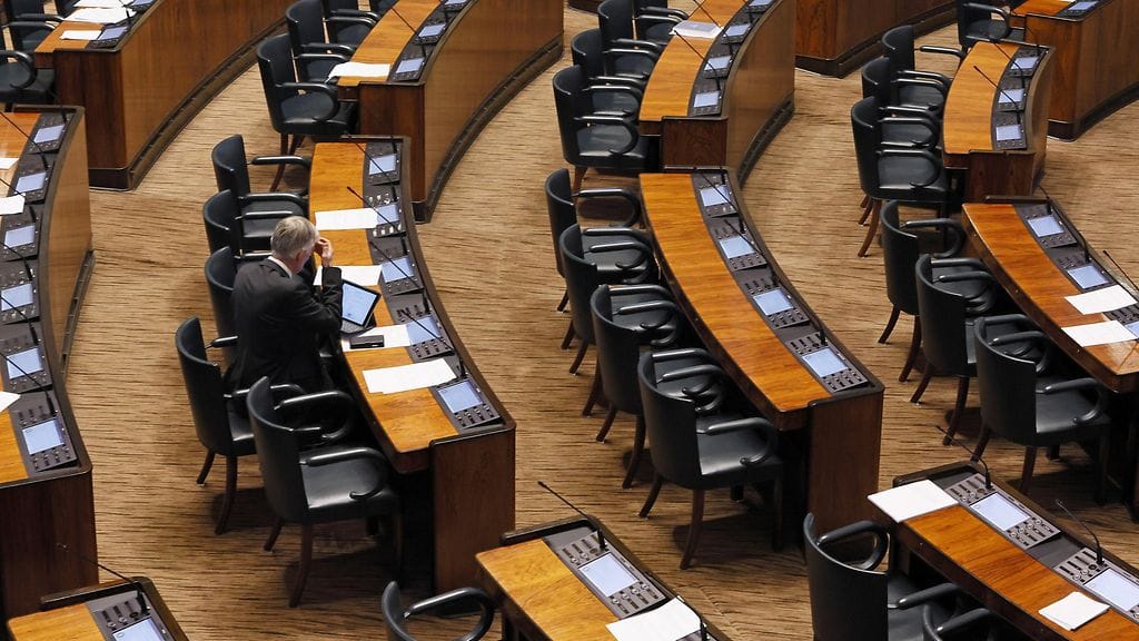 Kuvituskuva on eduskunnan istuntosalista.