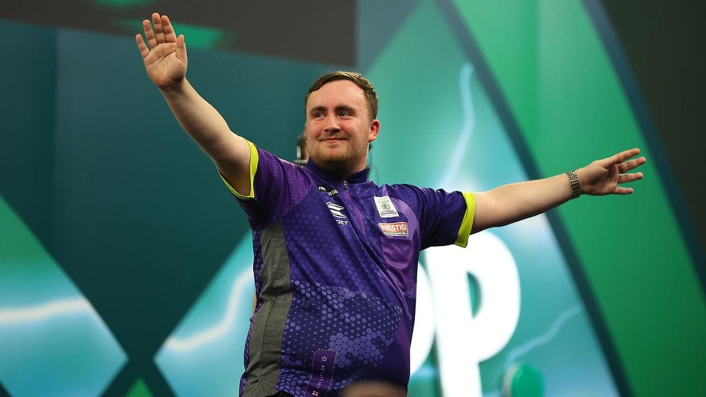 Luke Littler, 16, on ollut dartsin MM-kisojen suurin sensaatio.