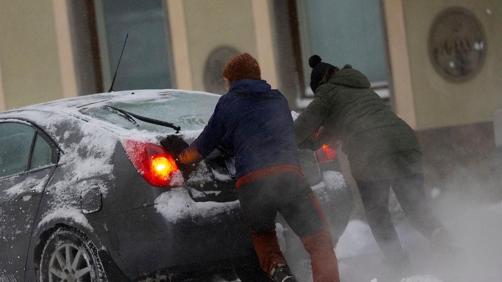 Auto jumissa lumessa AOP