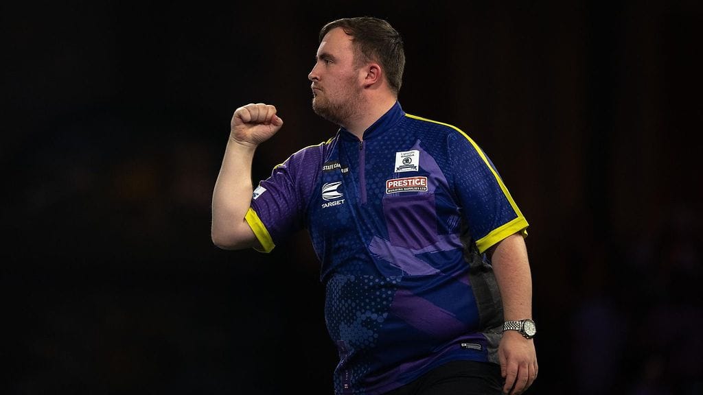 Luke Littler, 16, eteni dartsin MM-finaaliin.